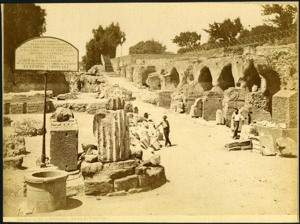 Roma - Palazzo dei Cesari sul monte Palatino. Domus Tiberiana, veduta del pozzo e dei resti della casa.