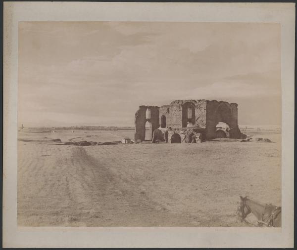 Dintorni di Roma - Veduta della campagna lungo la via Appia con resti archeologici.