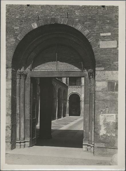 Milano - Basilica di Sant'Ambrogio - Portale dell'atrio