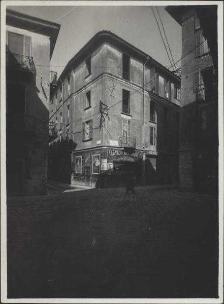 Milano - Via Bocchetto angolo via Santa Maria Fulcorina - Palazzo con botteghe