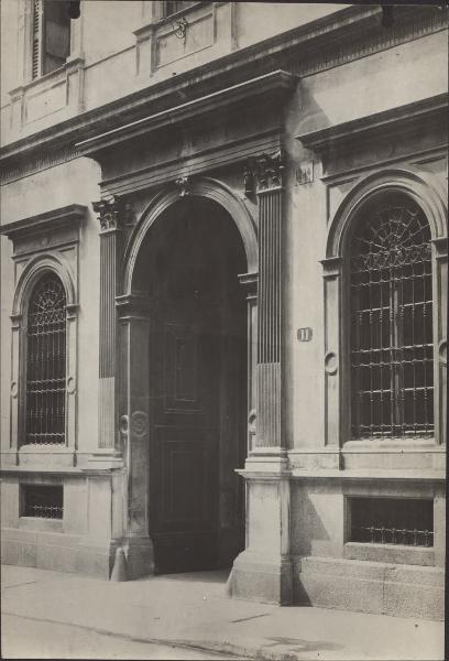 Milano - Palazzo Bigli, via Bigli 11 - Portale di ingresso