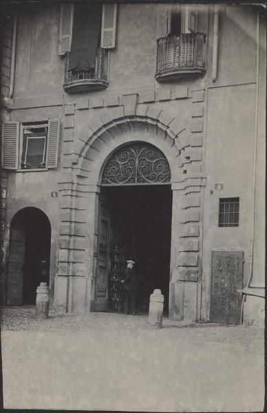 Milano - Via Senato 4 - Casa Bologna - Portale di ingresso