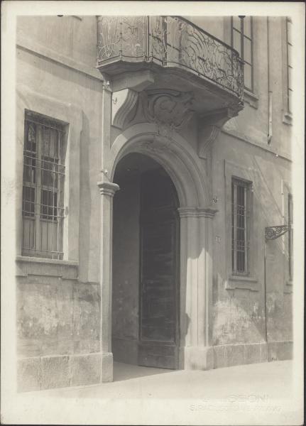 Milano - Corso Roma (ora corso di Porta Romana) 80 - Casa Melzi - Portale di ingresso