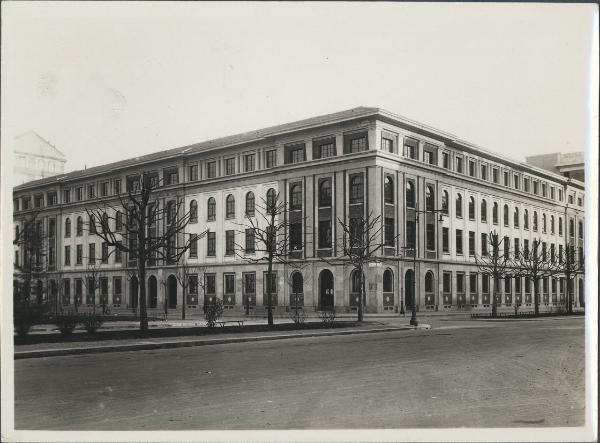 Milano - Piazza Leonardo da Vinci - Scuola elementare Leonardo da Vinci