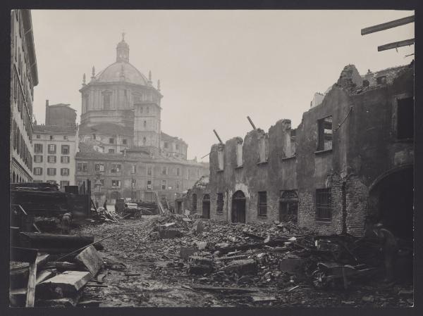 Milano - Basilica di S. Lorenzo Maggiore. Veduta da Piazza della Vetra durante i lavori di demolizione.