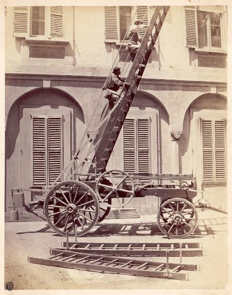 Milano - Galleria Vittorio Emanuele II - Carro con scala estendibile e due operai