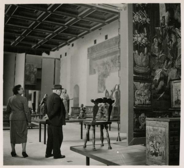 Milano - Castello Sforzesco - Musei Civici - Museo d'Arte Antica - Esposizione dei mobili - Visitatori nelle sale per la riapertura dei Musei nel 1956