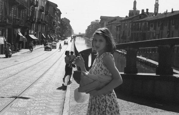 Milano - Ripa di Porta Ticinese - Naviglio Grande - Ragazza - Passanti