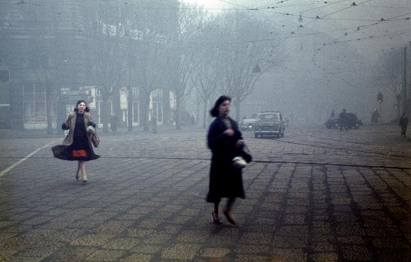 Milano - Largo Cairoli - Due donne attraversano un incrocio - Nebbia