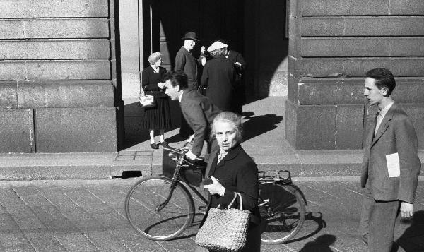 Milano - Piazza della Scala - Gruppo di persone che conversa - Persone passano per strada