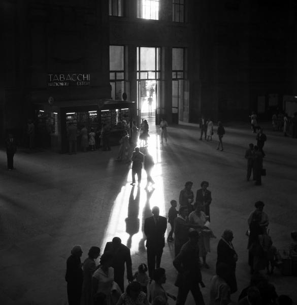 Milano - Stazione Centrale - Interno - Persone - Esercizio di vendita tabacchi