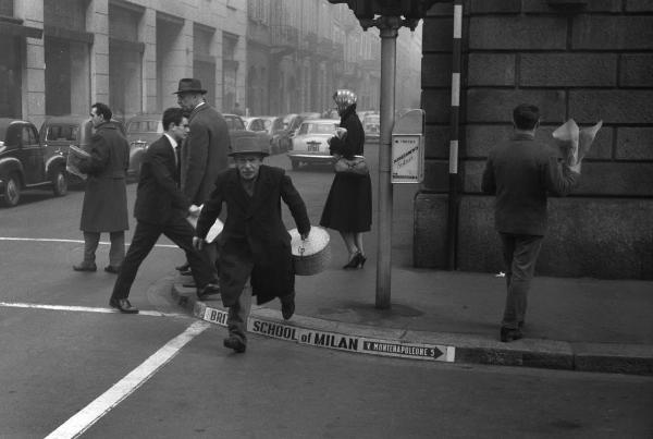 Milano - Via Montenapoleone - Passanti - Automobili