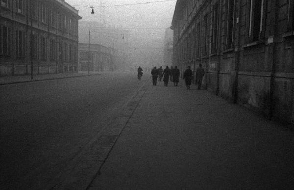 Milano - Via Tortona - Ansaldo - Ingresso degli operai - Esterno, strada - Nebbia