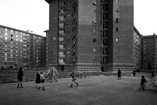 Milano - Quartiere Feltre - Bambini che giocano - Esterno