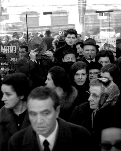 Milano - Via Forze Armate - Apertura di un centro commerciale - Uomini e donne