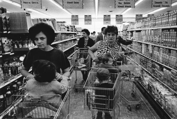 Milano - Quartiere Baggio - Donne e bambini fanno la spesa - Interno, supermercato