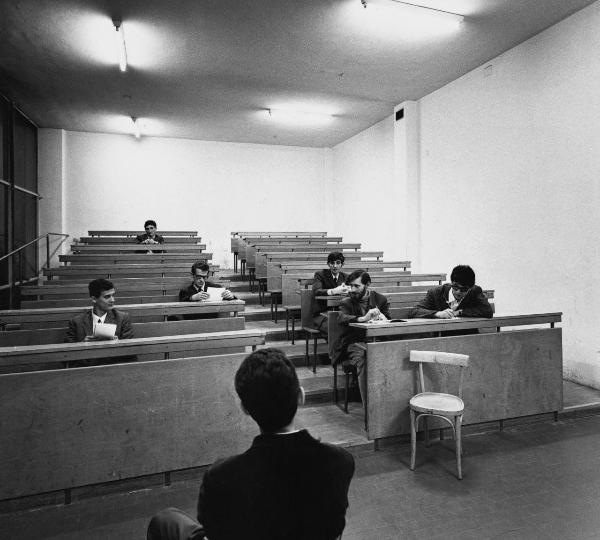 Milano - Società Umanitaria - Studenti dei corsi serali - Interno, aula