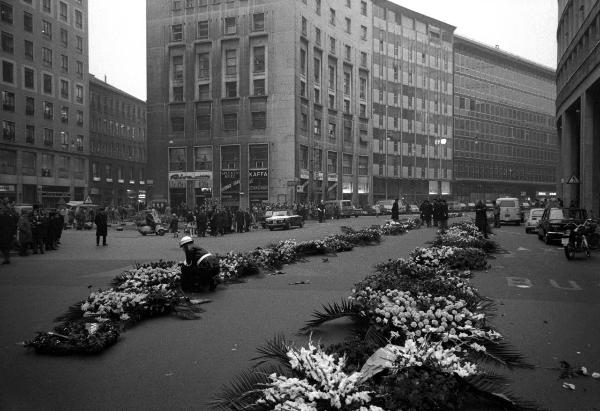 Milano - Piazza San Babila - Funerali dell'agente Antonio Annarumma - Uomini - Agente in divisa - Corone di fiori a terra