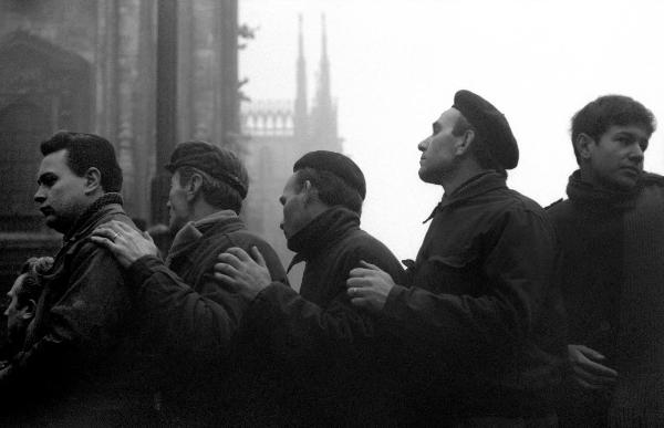 Milano - Piazza Duomo - Gruppo di uomini - Funerali delle vittime dell'attentato di Piazza Fontana