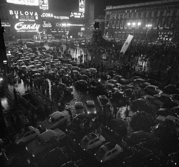 Milano - Piazza Duomo - Automobili - Insegne pubblicitarie