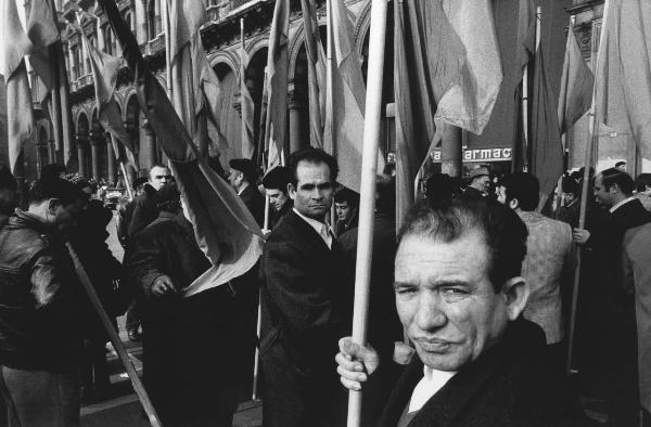 Milano - Piazza Duomo - Sciopero nazionale dei metalmeccanici - Manifestanti con bandiere