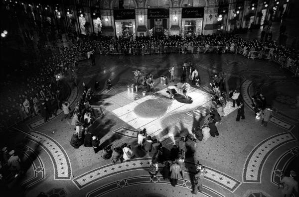 Milano - Galleria Vittorio Emanuele - César - Espansione - X Anniversario del Nouveau Réalisme - Pubblico