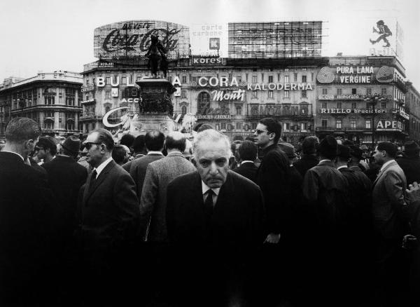 Milano - Piazza Duomo - Uomini - Insegne pubblicitarie