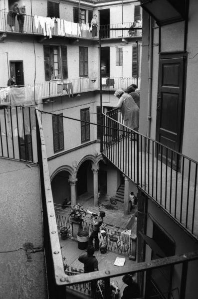 Milano - Via Valpetrosa - Cortile interno - Manifestazione dell'Unione Inquilini - Donna con megafono