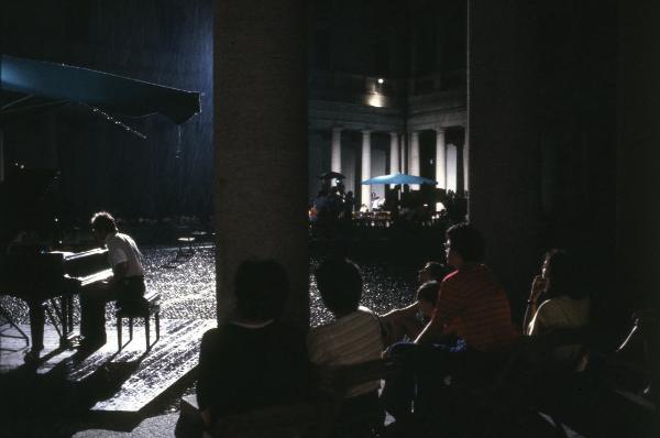 Milano - Palazzo del Senato - Concerto al pianoforte - Esterno, cortile - Notturno - Pioggia