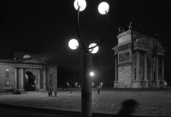 Milano - Piazza Sempione - Arco della Pace - Ex Caselli Daziari - Arredo urbano - Gruppo di giovani - Notturno