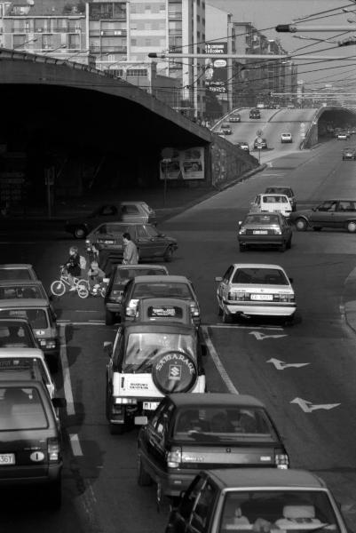 Milano - Cavalcavia Renato Serra - Automobili - Famiglia attraversa la strada