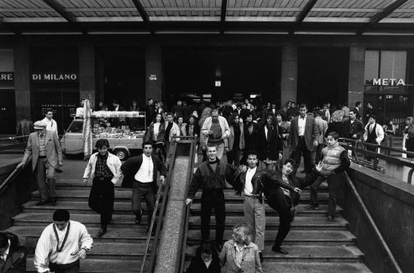 Milano - Stazione Cadorna - Esterno, ingresso - Gruppo di giovani