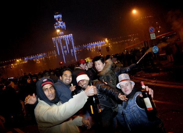 Milano - Largo Cairoli - Gruppo di giovani - Castello Sforzesco - Capodanno - Notturno