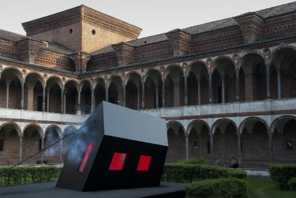 Milano - Ca' Granda - Università degli Studi - Cortile della Farmacia - Fuori Salone - Installazione Ablaze di Ingo Maurer e Axel Schmid