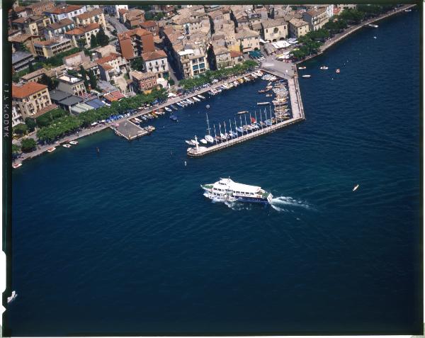 Lago di Garda. Navigazione lago. Battello Galileo. Arrivo al porto. Veduta aerea.