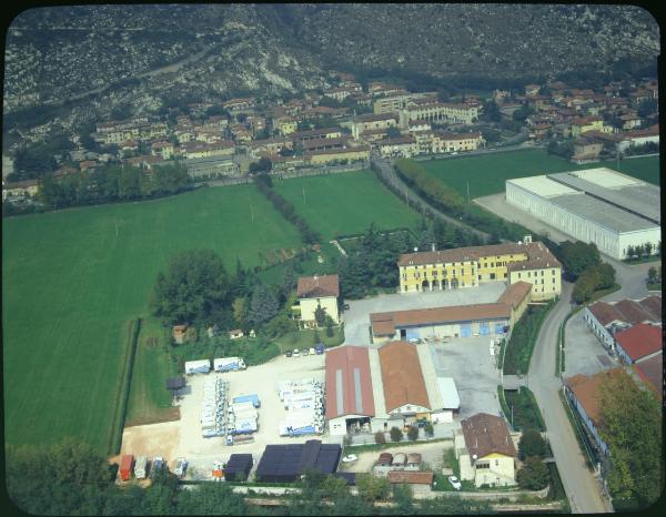 Mazzano. Azienda agricola Medeghini. Veduta aerea.