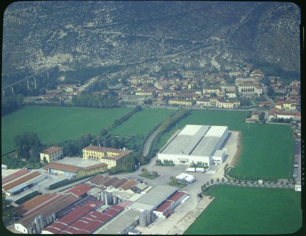 Mazzano. Azienda agricola Medeghini. Veduta aerea.