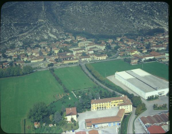 Mazzano. Azienda agricola Medeghini. Veduta aerea.