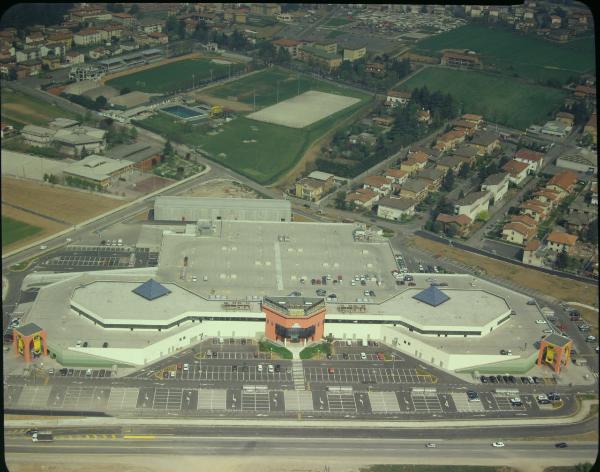 Palazzolo Sull'Oglio. Edificio Ipercolmark. Fronte. Parcheggio. Veduta aerea.