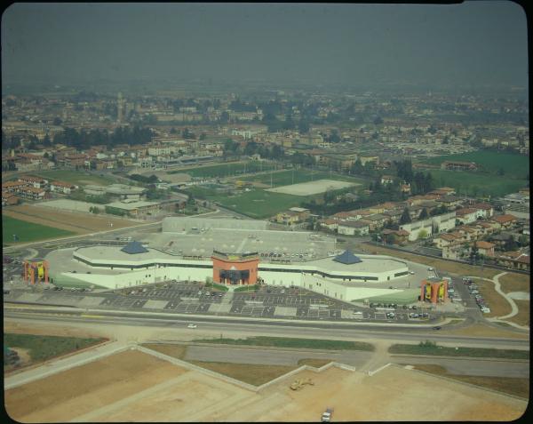 Palazzolo Sull'Oglio. Edificio Ipercolmark. Veduta aerea.