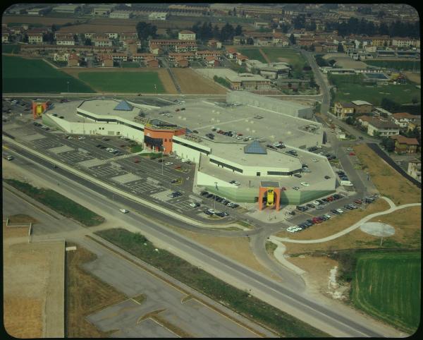 Palazzolo Sull'Oglio. Edificio Ipercolmark. Veduta aerea.