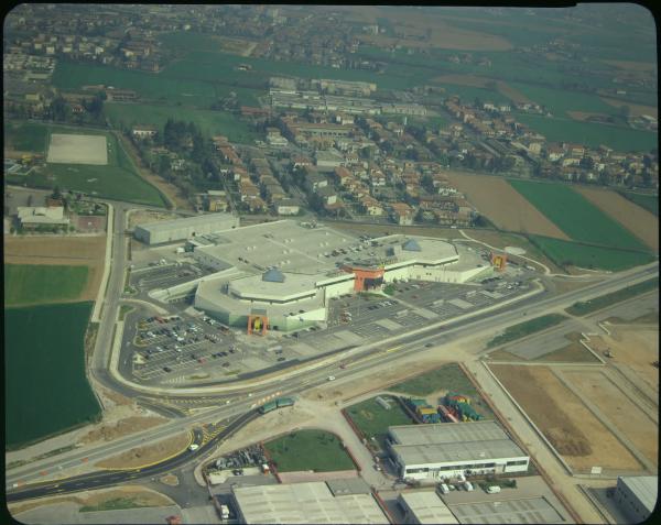 Palazzolo Sull'Oglio. Edificio Ipercolmark. Veduta aerea.