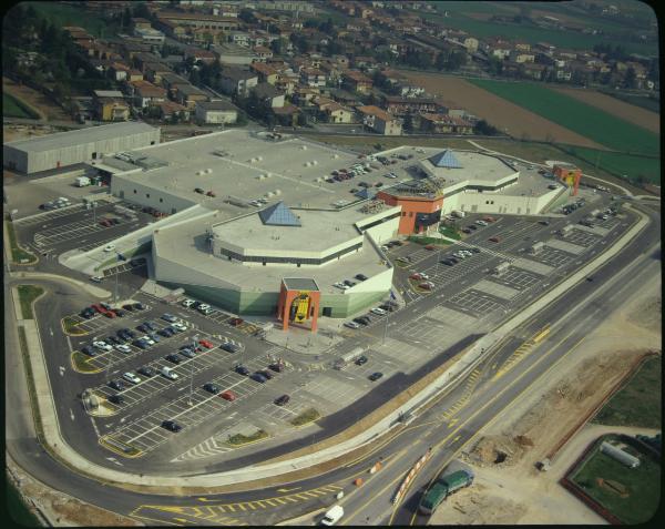 Palazzolo Sull'Oglio. Edificio Ipercolmark. Veduta aerea.