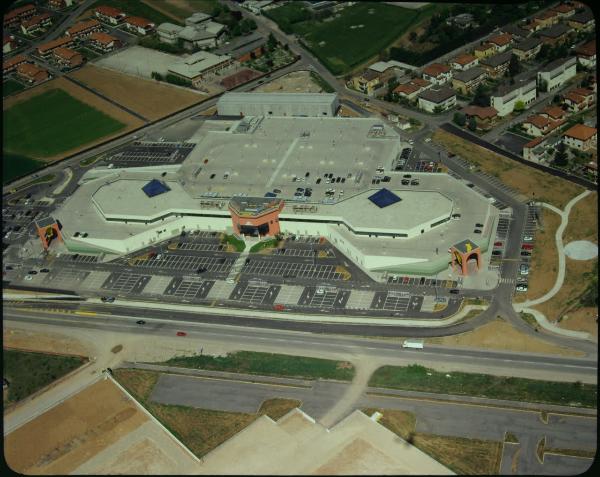 Palazzolo Sull'Oglio. Edificio Ipercolmark. Veduta aerea.