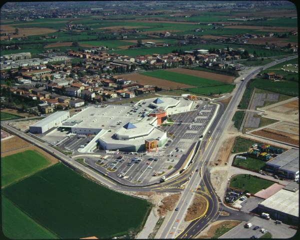 Palazzolo Sull'Oglio. Edificio Ipercolmark. Viale Europa. Veduta aerea.