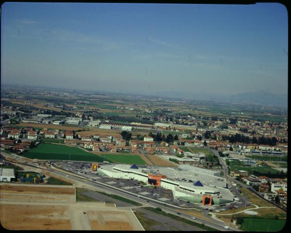 Palazzolo Sull'Oglio. Edificio Ipercolmark. Viale Europa. Centro abitato sullo sfondo. Veduta aerea.