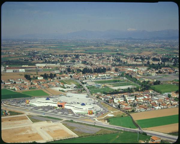 Palazzolo Sull'Oglio. Edificio Ipercolmark. Viale Europa. Centro abitato sullo sfondo. Veduta aerea.