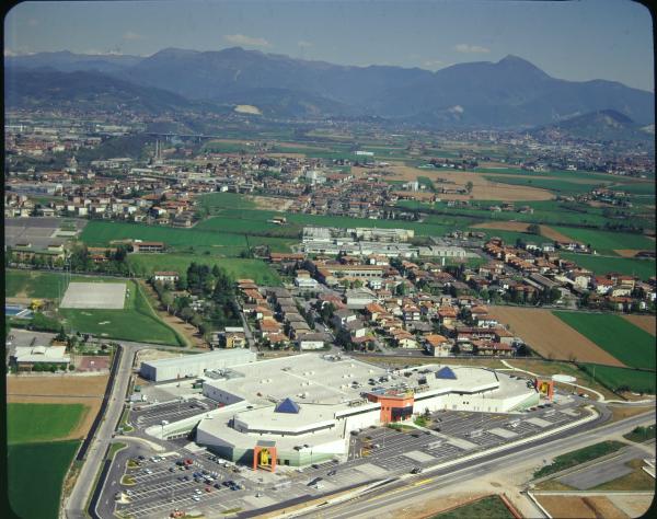 Palazzolo Sull'Oglio. Edificio Ipercolmark. Centro abitato sullo sfondo. Veduta aerea.