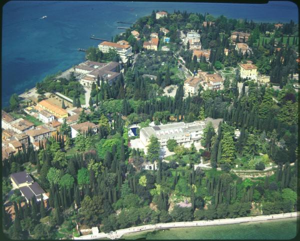 Sirmione. Palace Hotel Villa Cortine. Lago. Penisola. Parco. Veduta aerea.