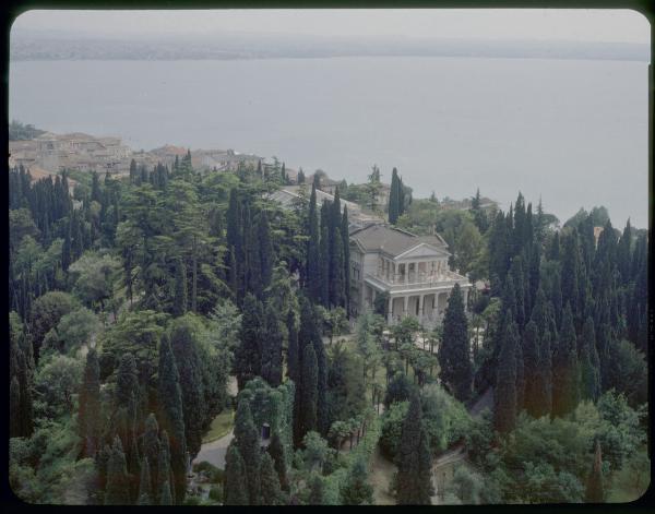 Sirmione. Palace Hotel Villa Cortine. Lago. Penisola. Parco. Veduta aerea.